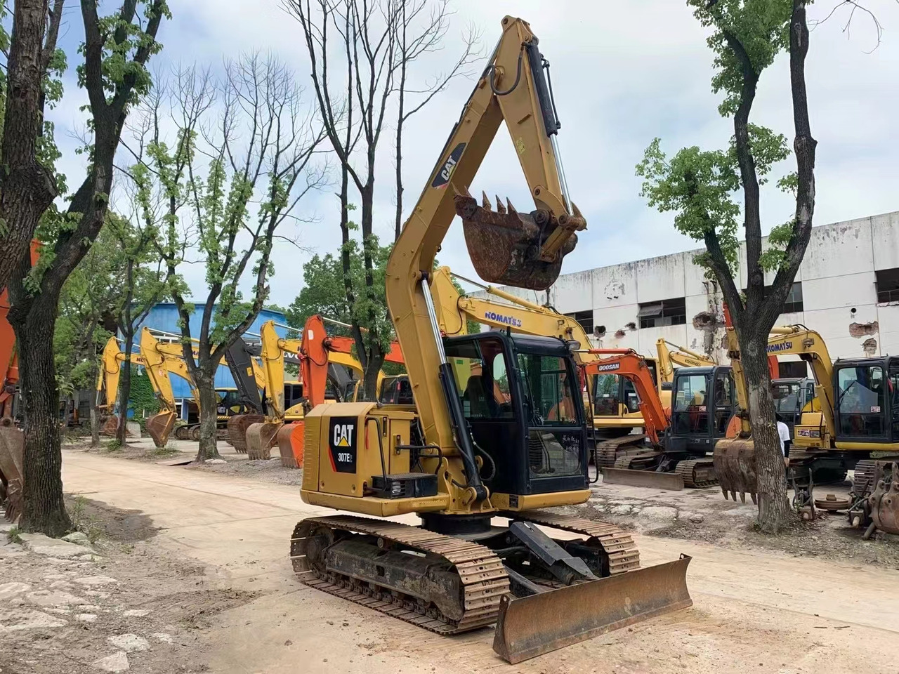 Crawler excavator CATERPILLAR: picture 1