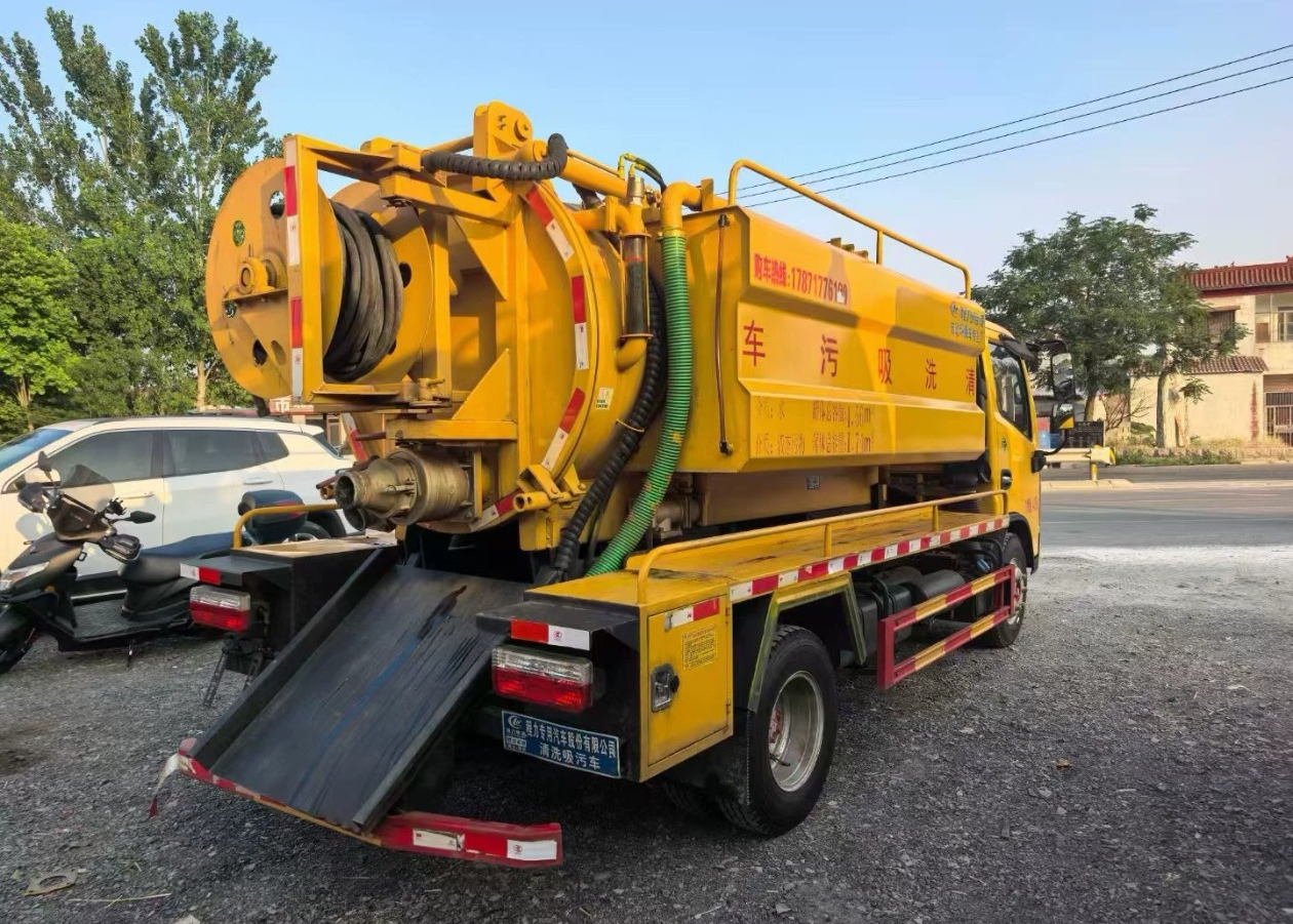 DongFeng Small Sewage Truck - Vacuum truck: picture 4 DongFeng Small Sewage Truck - Vacuum truck: picture 4