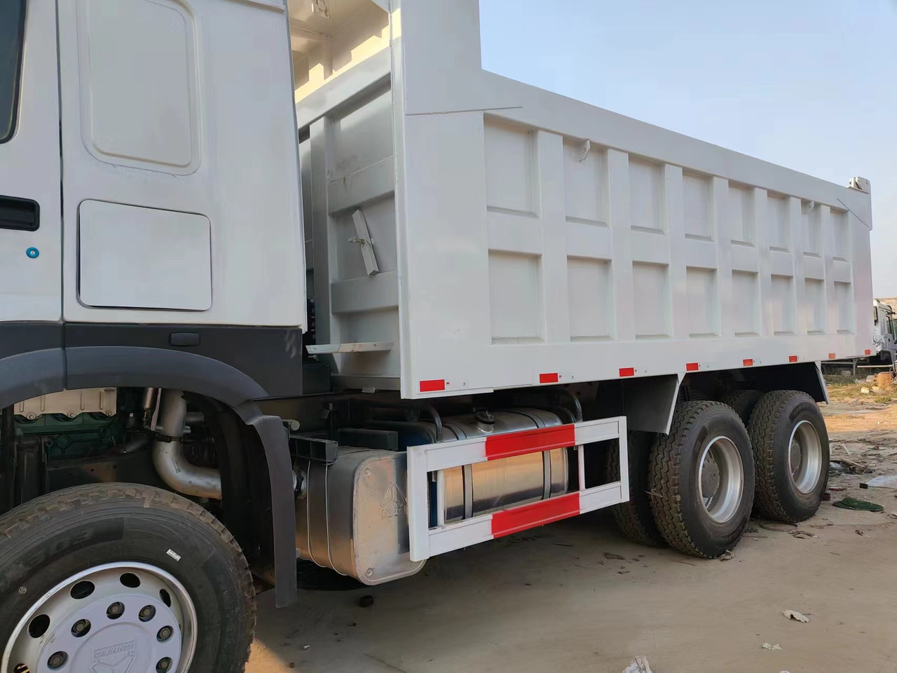 HOWO 375Dump Truck Right-Hand Drive - Tipper: picture 4 HOWO 375Dump Truck Right-Hand Drive - Tipper: picture 4