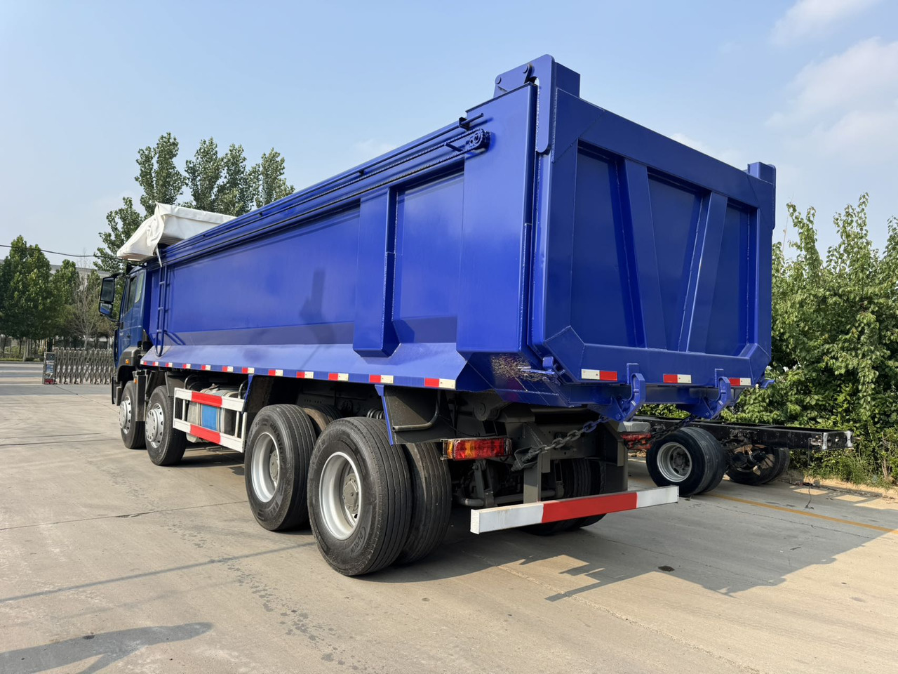 SINOTRUK HOWO Dump Truck 8x4 Click for Discount - Tipper: picture 3 SINOTRUK HOWO Dump Truck 8x4 Click for Discount - Tipper: picture 3