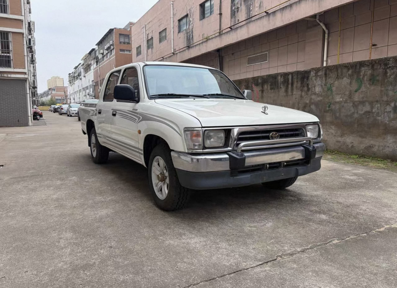 TOYOTA Toyota Hilux Truck Click for Discount - Tipper: picture 1 TOYOTA Toyota Hilux Truck Click for Discount - Tipper: picture 1
