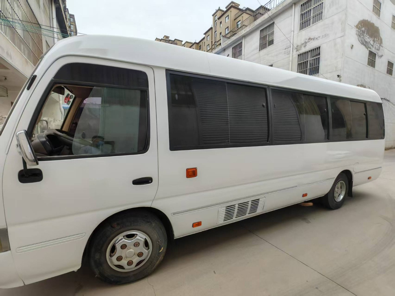 TOYOTA White Mini Bus 29 Seats Click Here for Discount - Coach: picture 4 TOYOTA White Mini Bus 29 Seats Click Here for Discount - Coach: picture 4