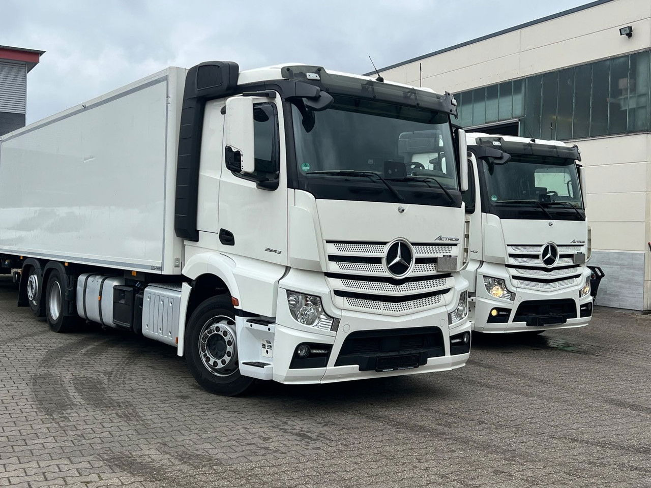 Mercedes-Benz Actros 2543 LBW Voll-Luft-Gefed-Lang Kof - Box truck: picture 5 Mercedes-Benz Actros 2543 LBW Voll-Luft-Gefed-Lang Kof - Box truck: picture 5
