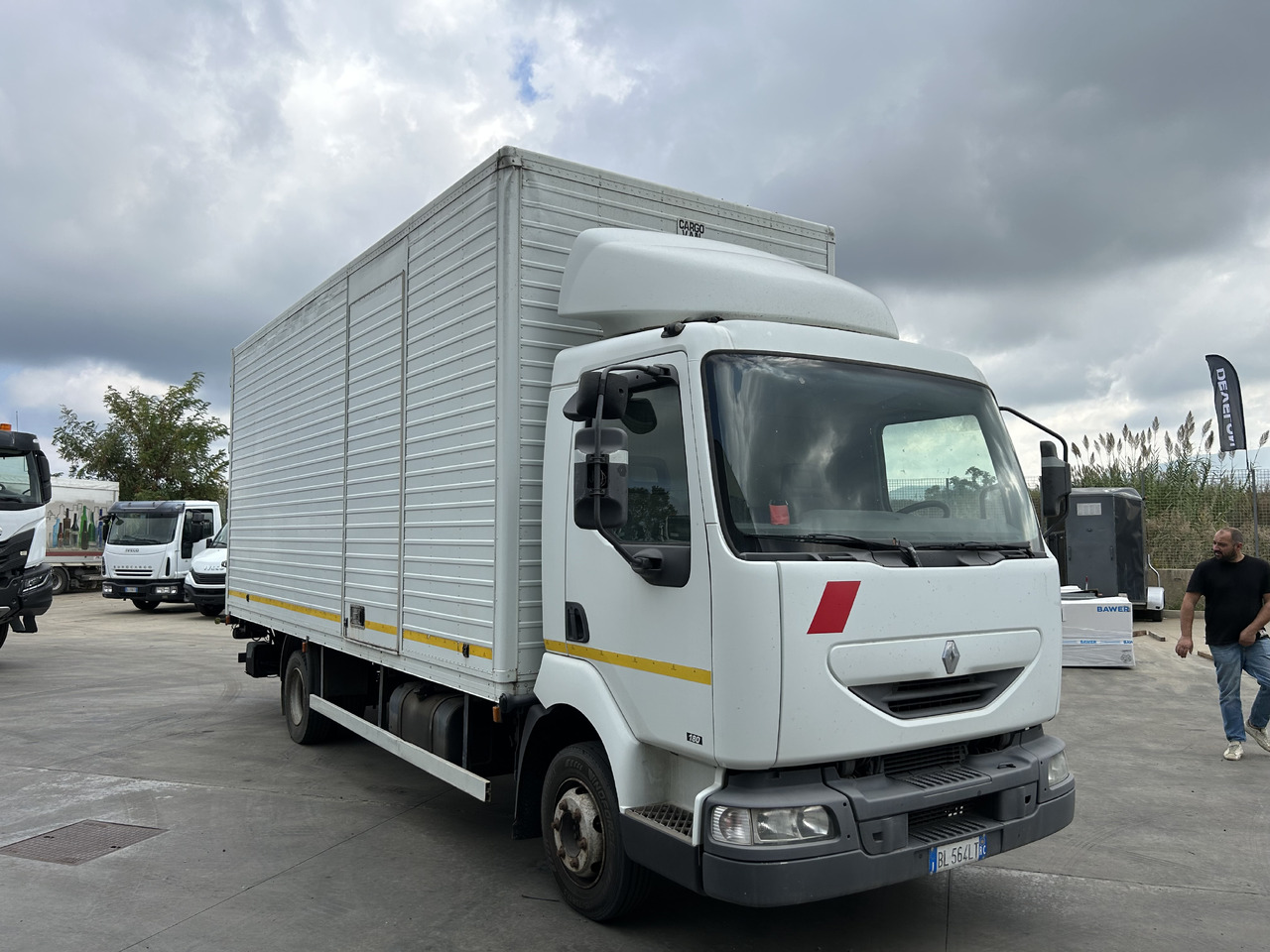 RENAULT Midlum 180 con furgonatarura e sponda - Box truck: picture 2 RENAULT Midlum 180 con furgonatarura e sponda - Box truck: picture 2