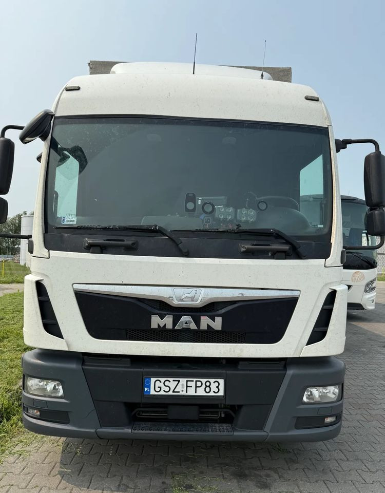 MAN - Curtainsider truck: picture 2 MAN - Curtainsider truck: picture 2