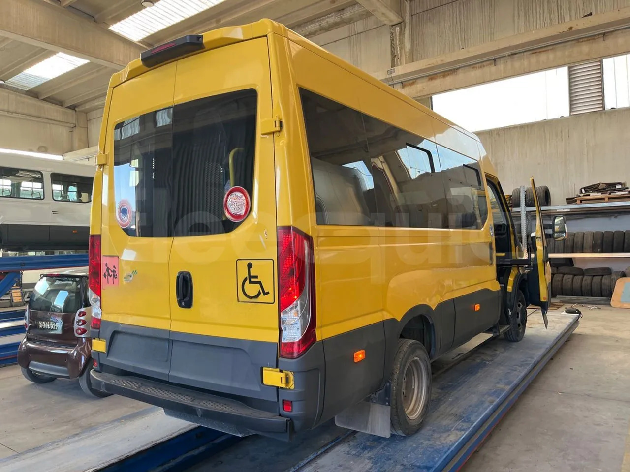 School bus Iveco Daily: picture 8