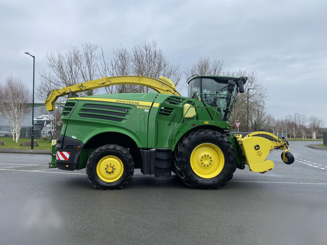 2020 JOHN DEERE 8600 - Forage harvester: picture 4 2020 JOHN DEERE 8600 - Forage harvester: picture 4