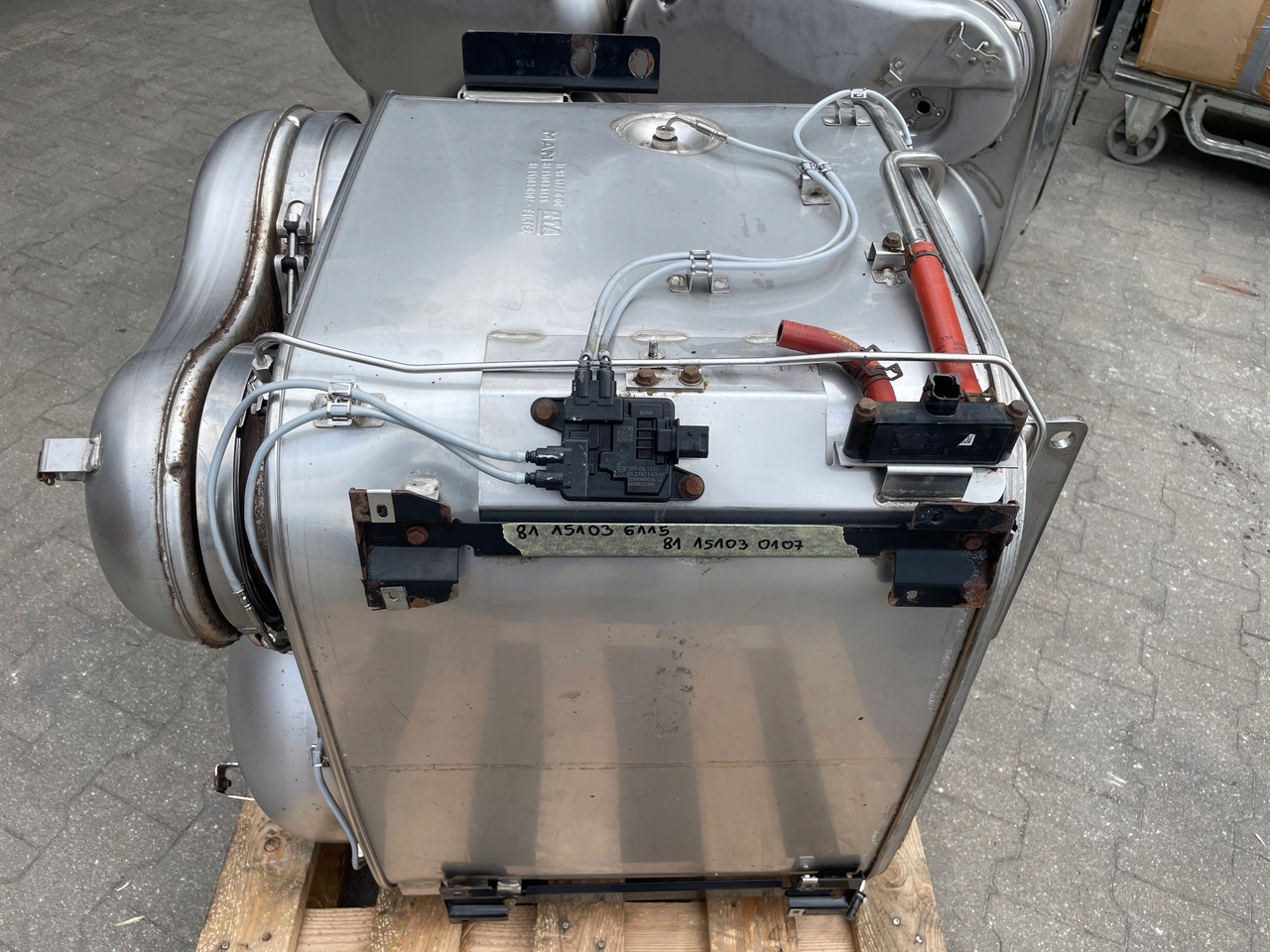 KATALIZATOR MAN TGX TGS EURO 6 DPF TŁUMIK WYDECH 81151036115 - Exhaust pipe for Truck: picture 2 KATALIZATOR MAN TGX TGS EURO 6 DPF TŁUMIK WYDECH 81151036115 - Exhaust pipe for Truck: picture 2