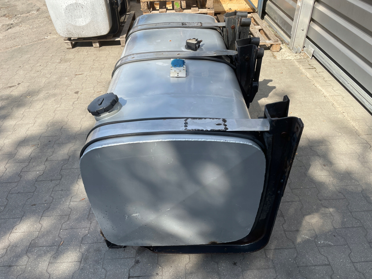 ZBIORNIK PALIWA MAN F 2000, F90 TGA TGX TGS 600 , 700 L - Fuel tank for Truck: picture 5 ZBIORNIK PALIWA MAN F 2000, F90 TGA TGX TGS 600 , 700 L - Fuel tank for Truck: picture 5