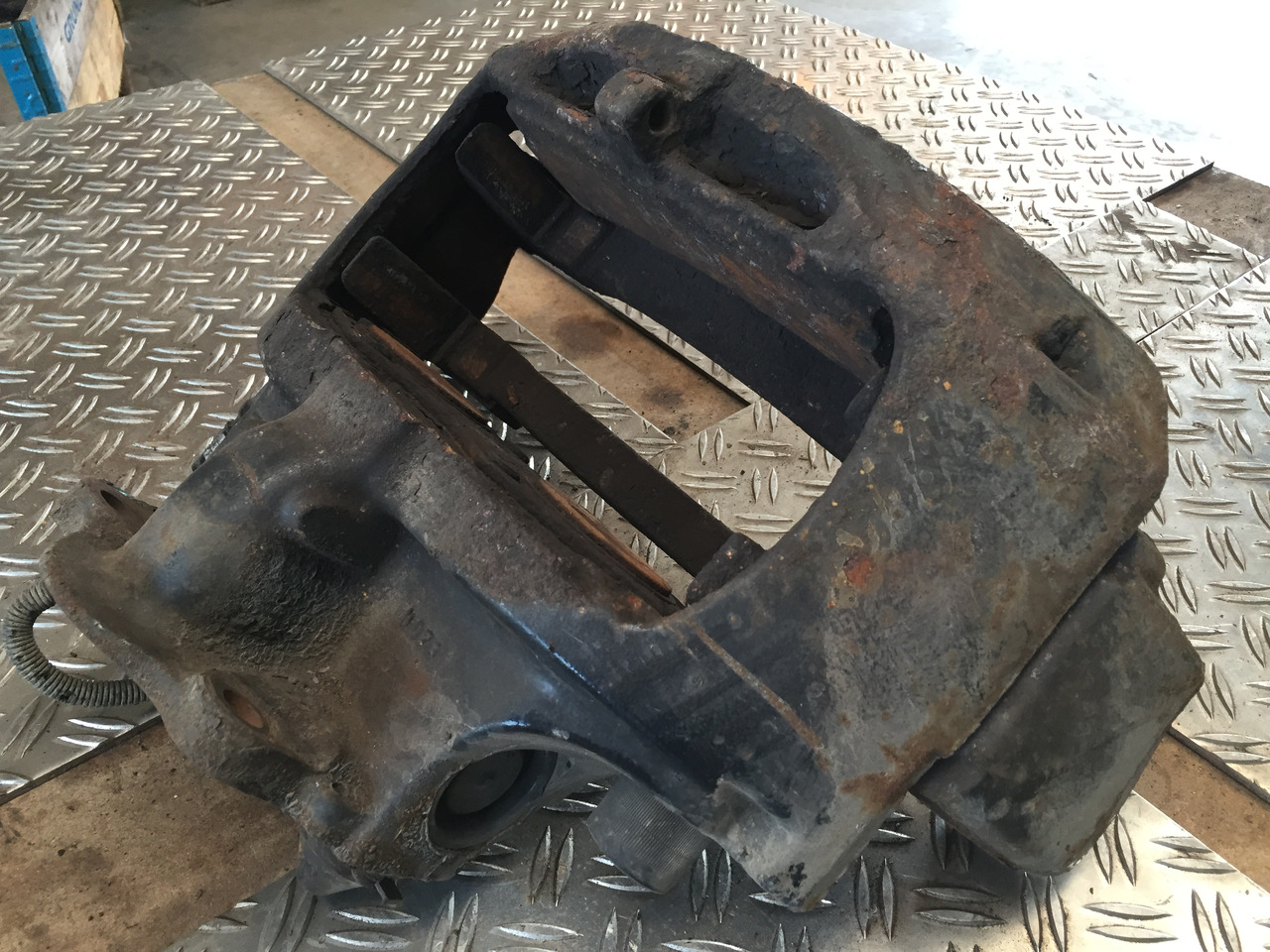 Gebrauchter Bremssattel Liftachse rechts MAN TGA 26.440, Artikel Nr. : 81.99999 - 9999 - Brake caliper for Truck: picture 3 Gebrauchter Bremssattel Liftachse rechts MAN TGA 26.440, Artikel Nr. : 81.99999 - 9999 - Brake caliper for Truck: picture 3