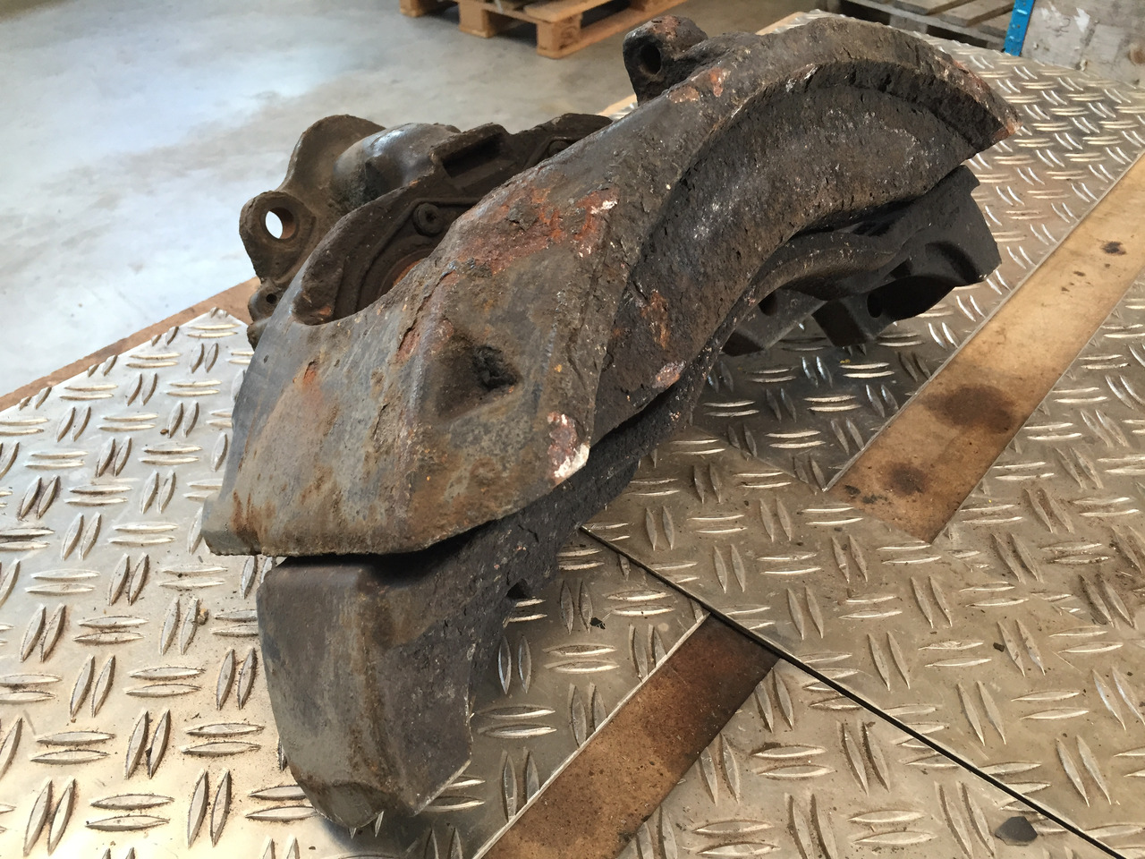 Gebrauchter Bremssattel Liftachse rechts MAN TGA 26.440, Artikel Nr. : 81.99999 - 9999 - Brake caliper for Truck: picture 4 Gebrauchter Bremssattel Liftachse rechts MAN TGA 26.440, Artikel Nr. : 81.99999 - 9999 - Brake caliper for Truck: picture 4