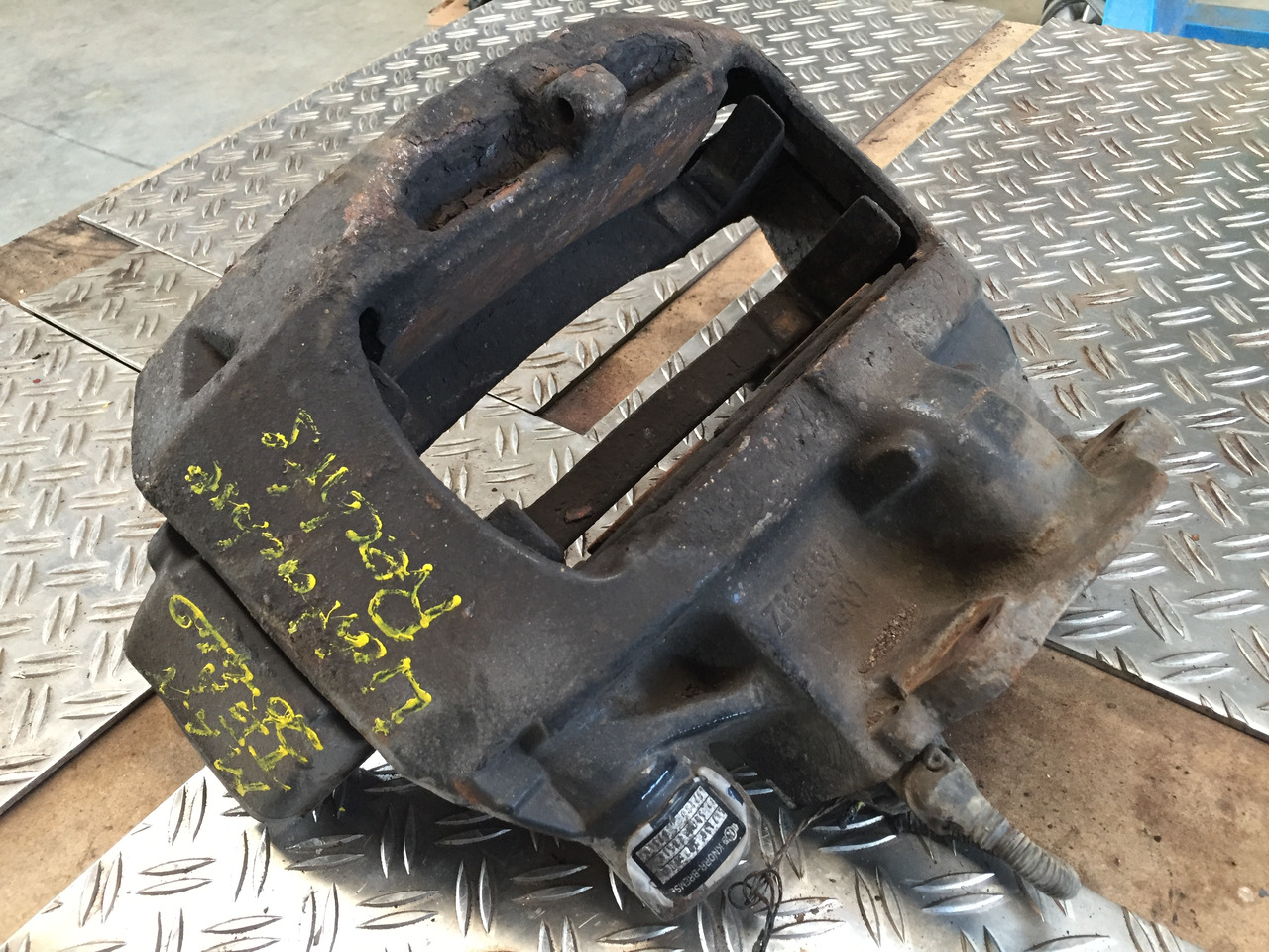 Gebrauchter Bremssattel Liftachse rechts MAN TGA 26.440, Artikel Nr. : 81.99999 - 9999 - Brake caliper for Truck: picture 1 Gebrauchter Bremssattel Liftachse rechts MAN TGA 26.440, Artikel Nr. : 81.99999 - 9999 - Brake caliper for Truck: picture 1