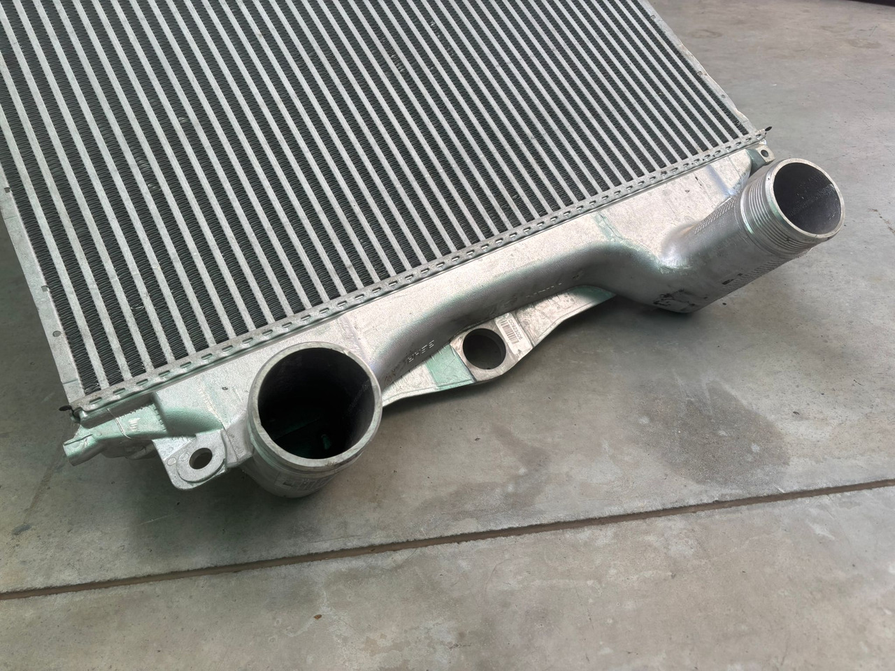 Neuwertiger MAN TGX Ladeluftkühler für D 20 / D 26, Artikel - Nr. : 81.06130 - 0218 - Intercooler for Truck: picture 1 Neuwertiger MAN TGX Ladeluftkühler für D 20 / D 26, Artikel - Nr. : 81.06130 - 0218 - Intercooler for Truck: picture 1