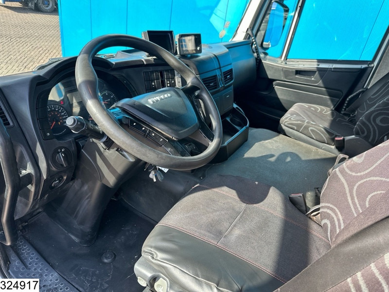 Iveco Trakker 8x4, EURO 6, Palfinger, Remote - Dropside/ Flatbed truck, Crane truck: picture 5 Iveco Trakker 8x4, EURO 6, Palfinger, Remote - Dropside/ Flatbed truck, Crane truck: picture 5