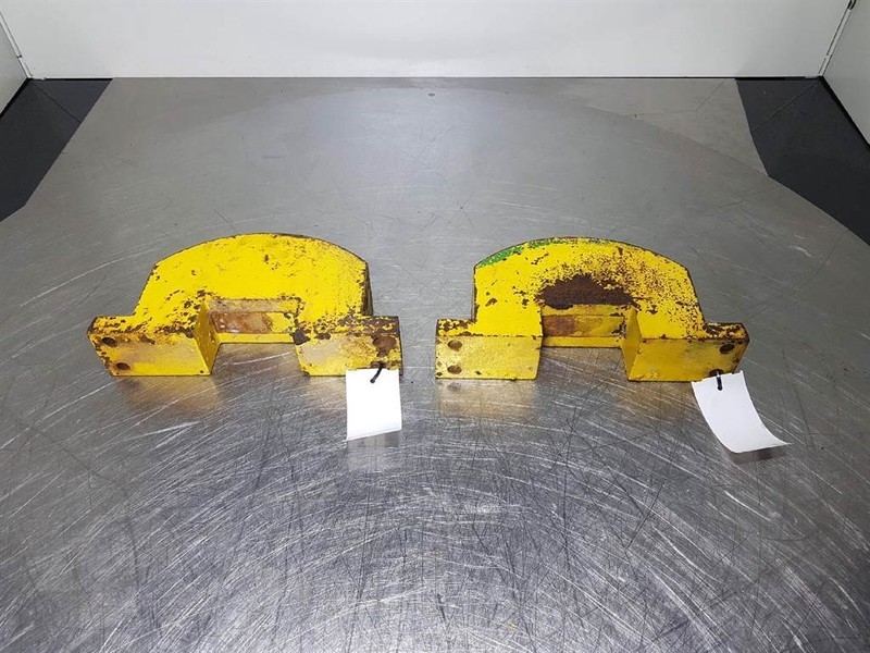 Komatsu WA85 - 3 - Counterweight/Heckgewicht/Contragewicht - Frame/ Chassis: picture 1 Komatsu WA85 - 3 - Counterweight/Heckgewicht/Contragewicht - Frame/ Chassis: picture 1