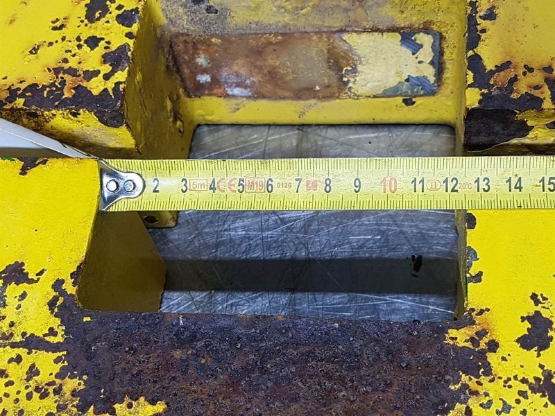 Komatsu WA85 - 3 - Counterweight/Heckgewicht/Contragewicht - Frame/ Chassis: picture 4 Komatsu WA85 - 3 - Counterweight/Heckgewicht/Contragewicht - Frame/ Chassis: picture 4