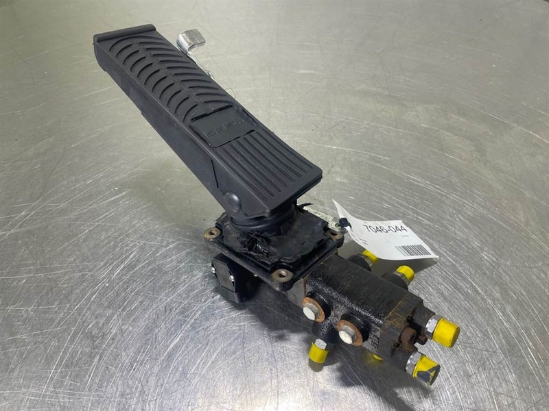 Mecalac 12MTX-5360657-Brake valve/Bremsventile/Remventiel - Hydraulics for Construction machinery: picture 1 Mecalac 12MTX-5360657-Brake valve/Bremsventile/Remventiel - Hydraulics for Construction machinery: picture 1