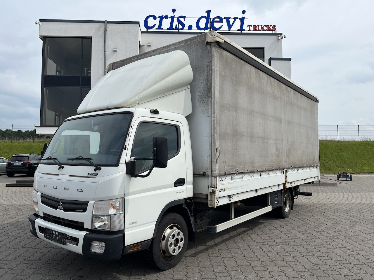 FUSO Canter 7C18 4x2 Ladebordwand Getriebeschaden - Curtain side van: picture 1 FUSO Canter 7C18 4x2 Ladebordwand Getriebeschaden - Curtain side van: picture 1