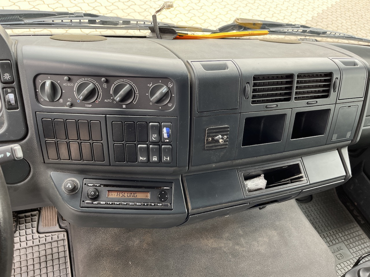 MAN TGL 8.220 4x2 Pritsche AHK - Open body delivery van: picture 2 MAN TGL 8.220 4x2 Pritsche AHK - Open body delivery van: picture 2