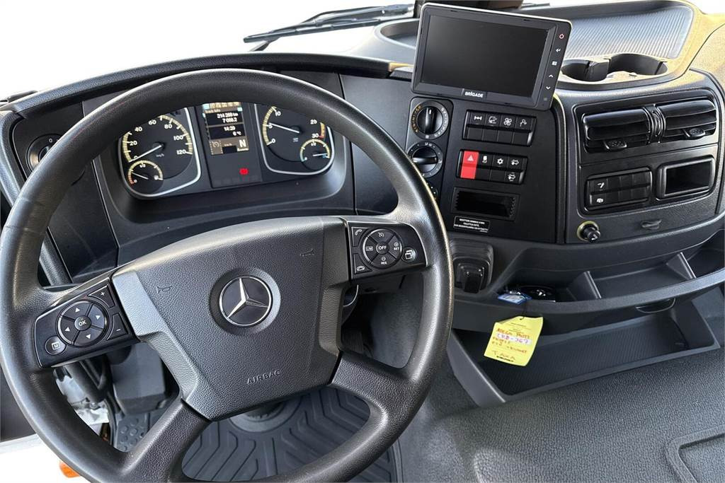 Interior photo 3: Leasing of  Mercedes-Benz ATEGO 1224L UMPIKORI + PL Mercedes-Benz ATEGO 1224L UMPIKORI + PL
