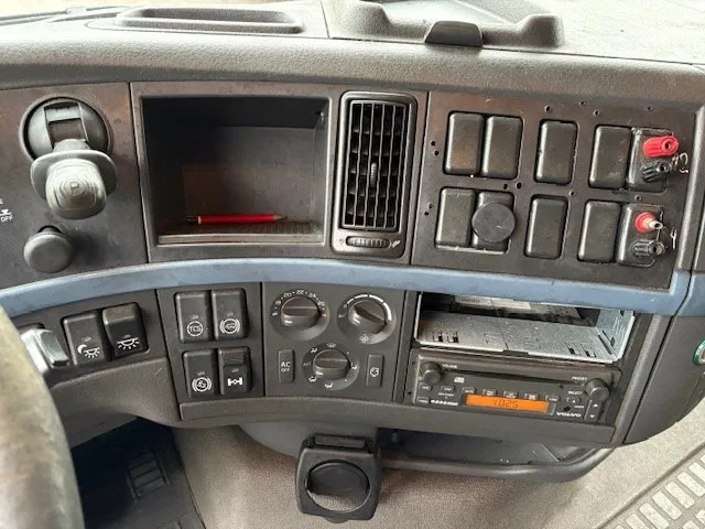 Tractor unit Volvo FH 400 GLOBETROTTER (VIN: 7B446149 / I-SHIFT / ADR-VLG / AIRCONDITIONING / COMPLETE SPOILERSET ON CABIN): picture 12