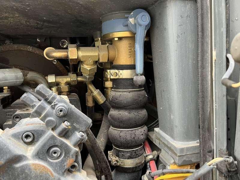 Wheel loader Liebherr L554: picture 29