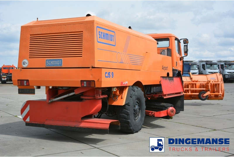 Mercedes-Benz SK 2031 4x4x4 Schmidt CJS9 airport sweeper snow plough - Snow removal vehicle: picture 3 Mercedes-Benz SK 2031 4x4x4 Schmidt CJS9 airport sweeper snow plough - Snow removal vehicle: picture 3