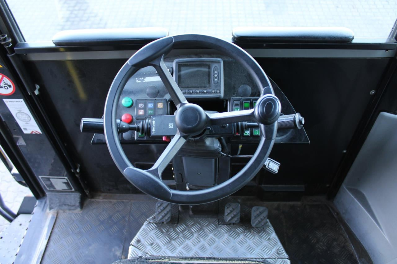 MOL RM255 4X4 - Terminal tractor: picture 4 MOL RM255 4X4 - Terminal tractor: picture 4