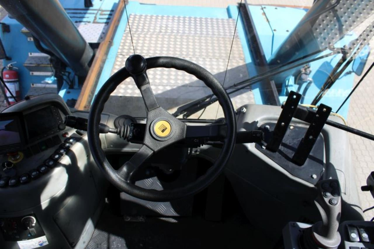 SMV SC45-31 TB5 - Reach stacker: picture 4 SMV SC45-31 TB5 - Reach stacker: picture 4