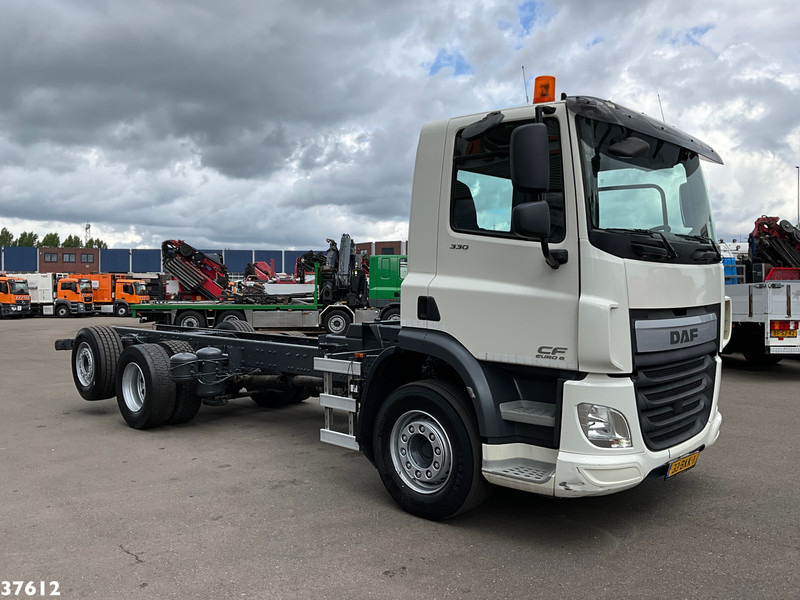 DAF FAN CF 330 Euro 6 Chassis cabine met kraanponton! Just 102.023 km! - Cab chassis truck: picture 3 DAF FAN CF 330 Euro 6 Chassis cabine met kraanponton! Just 102.023 km! - Cab chassis truck: picture 3