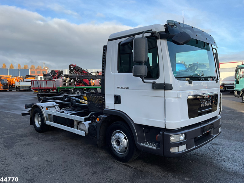 MAN TGL 12.250 Palfinger haakarmsysteem - Hook lift truck: picture 3 MAN TGL 12.250 Palfinger haakarmsysteem - Hook lift truck: picture 3