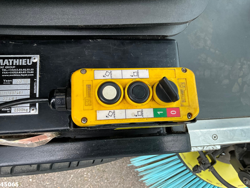 Road sweeper Mathieu MC 210 Azura Flex Euro 6 Just 8.800 km!: picture 18 Road sweeper Mathieu MC 210 Azura Flex Euro 6 Just 8.800 km!: picture 18