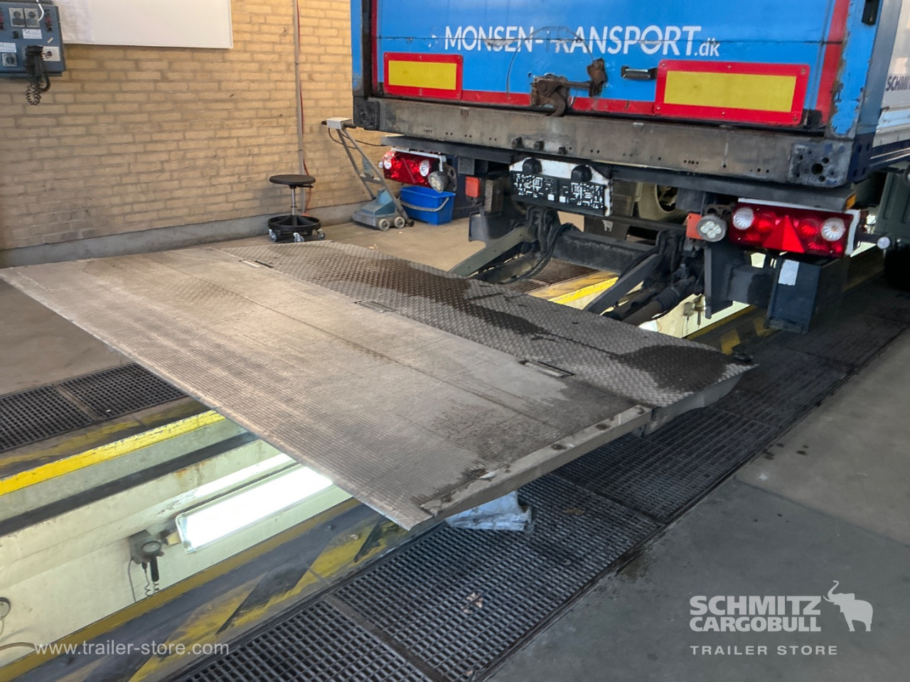 SCHMITZ Dryfreight Standard Taillift - Closed box semi-trailer: picture 3 SCHMITZ Dryfreight Standard Taillift - Closed box semi-trailer: picture 3