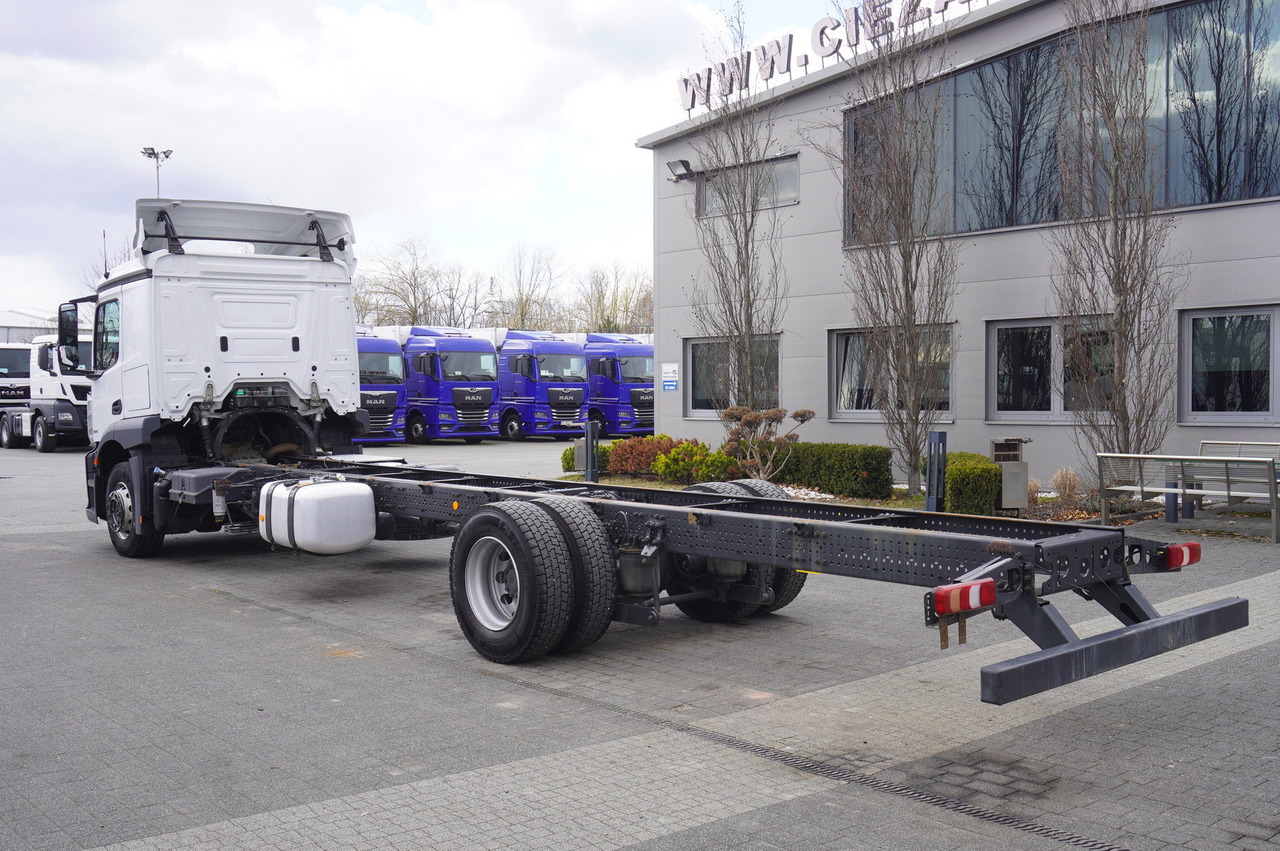 MERCEDES-BENZ Actros 1824 / 9.1 m chassis / sleeping cabin - Cab chassis truck: picture 3 MERCEDES-BENZ Actros 1824 / 9.1 m chassis / sleeping cabin - Cab chassis truck: picture 3