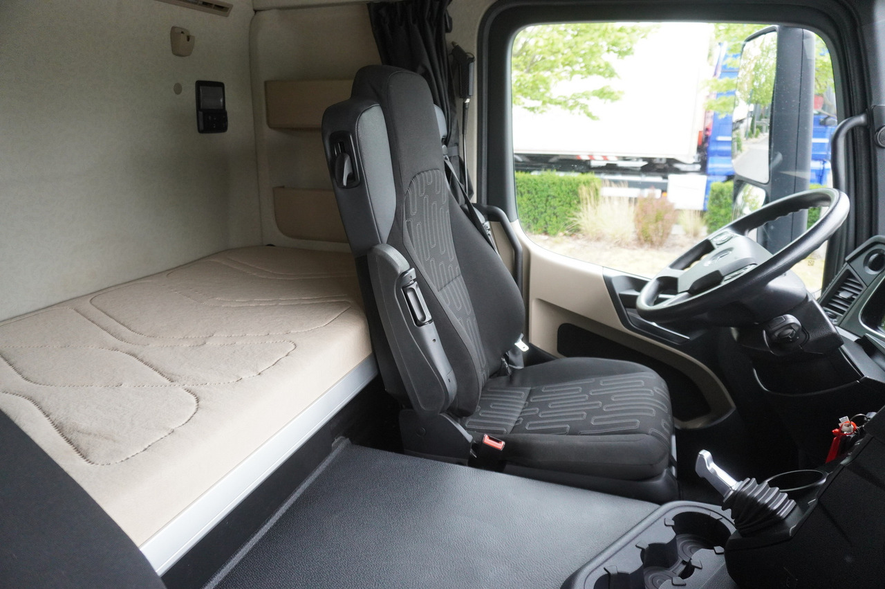 Refrigerator truck MERCEDES-BENZ Actros 1824 / Refrigerator 22 EPAL / Carrier Supra 950 / Sleeping cabin: picture 25