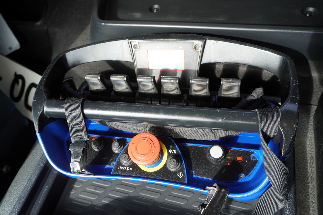 Crane truck MERCEDES-BENZ Antos 2540 / Flatbed 15 EPAL / Fassi F165 / 6.1 t / 8 m reach / remote control / rotator / 1600 MTH / steered axle: picture 11 Crane truck MERCEDES-BENZ Antos 2540 / Flatbed 15 EPAL / Fassi F165 / 6.1 t / 8 m reach / remote control / rotator / 1600 MTH / steered axle: picture 11