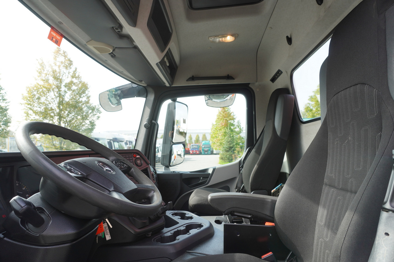 Crane truck MERCEDES-BENZ Antos 2540 / Flatbed 15 EPAL / Fassi F165 / 6.1 t / 8 m reach / remote control / rotator / 1600 MTH / steered axle: picture 22 Crane truck MERCEDES-BENZ Antos 2540 / Flatbed 15 EPAL / Fassi F165 / 6.1 t / 8 m reach / remote control / rotator / 1600 MTH / steered axle: picture 22