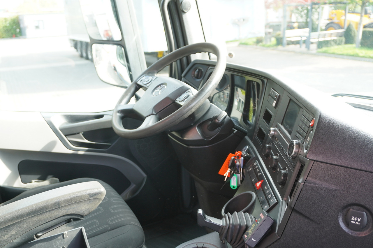 Crane truck MERCEDES-BENZ Antos 2540 / Flatbed 15 EPAL / Fassi F165 / 6.1 t / 8 m reach / remote control / rotator / 1600 MTH / steered axle: picture 24 Crane truck MERCEDES-BENZ Antos 2540 / Flatbed 15 EPAL / Fassi F165 / 6.1 t / 8 m reach / remote control / rotator / 1600 MTH / steered axle: picture 24