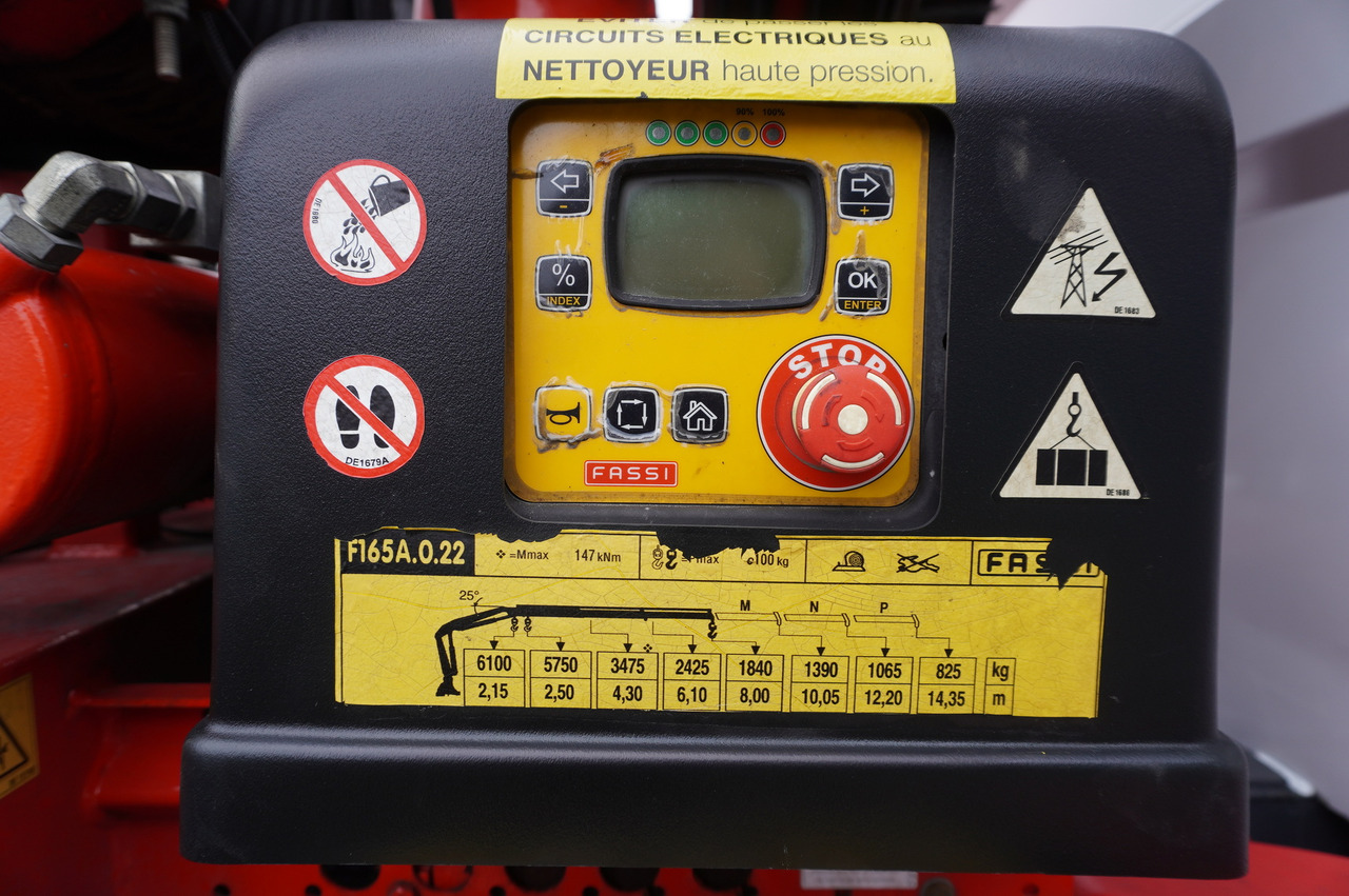 Crane truck MERCEDES-BENZ Antos 2540 / Flatbed 15 EPAL / Fassi F165 / 6.1 t / 8 m reach / remote control / rotator / 1600 MTH / steered axle: picture 9 Crane truck MERCEDES-BENZ Antos 2540 / Flatbed 15 EPAL / Fassi F165 / 6.1 t / 8 m reach / remote control / rotator / 1600 MTH / steered axle: picture 9