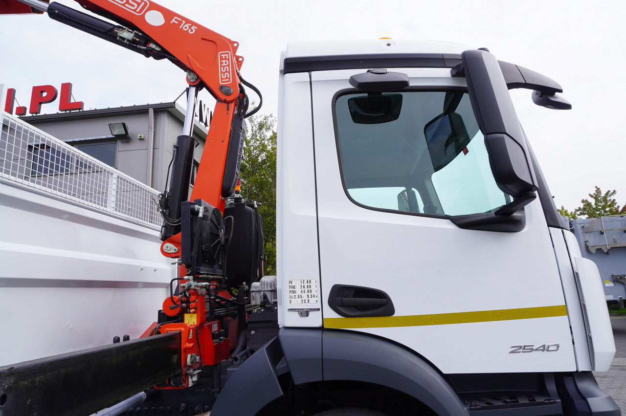 Crane truck MERCEDES-BENZ Antos 2540 / Flatbed 15 EPAL / Fassi F165 / 6.1 t / 8 m reach / remote control / rotator / 1600 MTH / steered axle: picture 19 Crane truck MERCEDES-BENZ Antos 2540 / Flatbed 15 EPAL / Fassi F165 / 6.1 t / 8 m reach / remote control / rotator / 1600 MTH / steered axle: picture 19