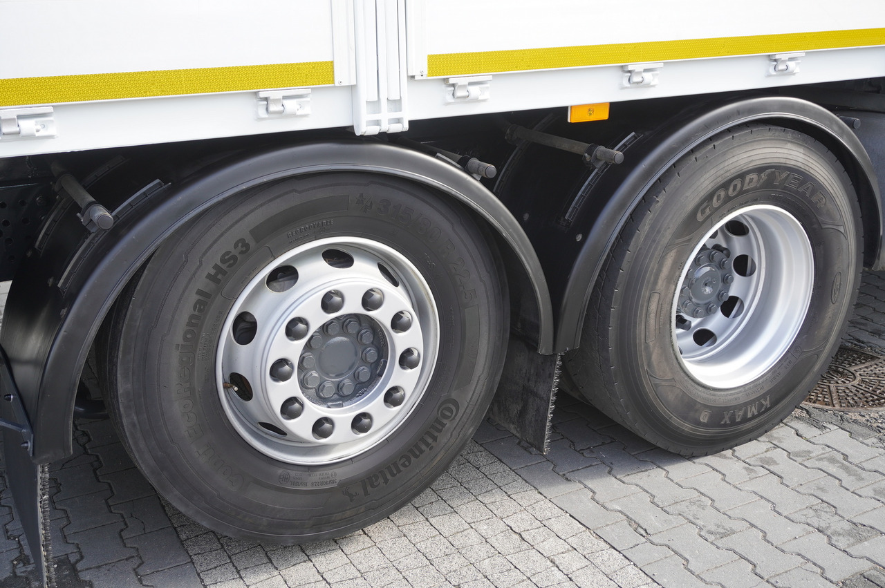 Crane truck MERCEDES-BENZ Antos 2540 / Flatbed 15 EPAL / Fassi F165 / 6.1 t / 8 m reach / remote control / rotator / 1600 MTH / steered axle: picture 17 Crane truck MERCEDES-BENZ Antos 2540 / Flatbed 15 EPAL / Fassi F165 / 6.1 t / 8 m reach / remote control / rotator / 1600 MTH / steered axle: picture 17