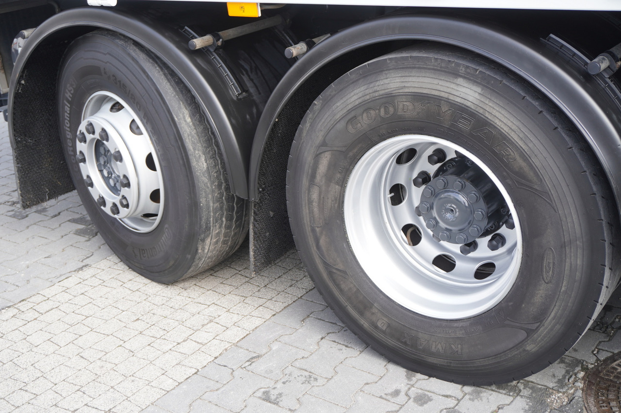 Crane truck MERCEDES-BENZ Antos 2540 / Flatbed 15 EPAL / Fassi F165 / 6.1 t / 8 m reach / remote control / rotator / 1600 MTH / steered axle: picture 15 Crane truck MERCEDES-BENZ Antos 2540 / Flatbed 15 EPAL / Fassi F165 / 6.1 t / 8 m reach / remote control / rotator / 1600 MTH / steered axle: picture 15