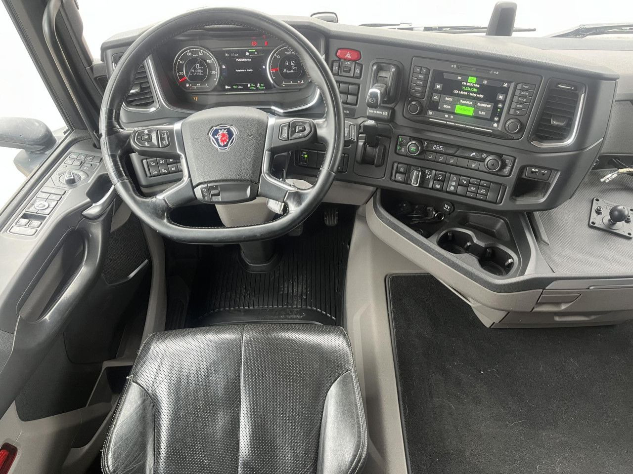 Cab chassis truck SCANIA R560 B8x4*4 / Chassis / sleeper cab / Power take-off: picture 8 Cab chassis truck SCANIA R560 B8x4*4 / Chassis / sleeper cab / Power take-off: picture 8