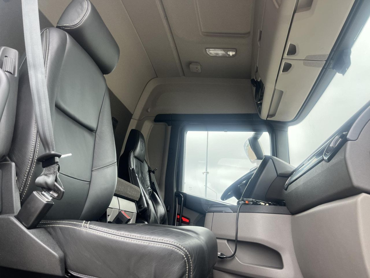 Cab chassis truck SCANIA R560 B8x4*4 / Chassis / sleeper cab / Power take-off: picture 12 Cab chassis truck SCANIA R560 B8x4*4 / Chassis / sleeper cab / Power take-off: picture 12