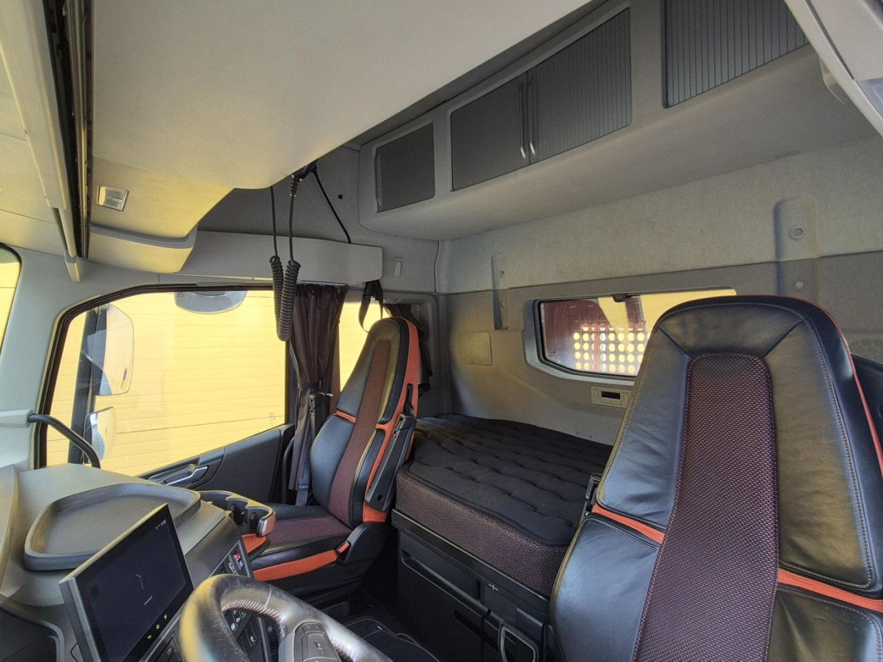 Cab chassis truck for transportation of timber VOLVO FH 750 8x4 / 2 lifted axles / timber truck: picture 12