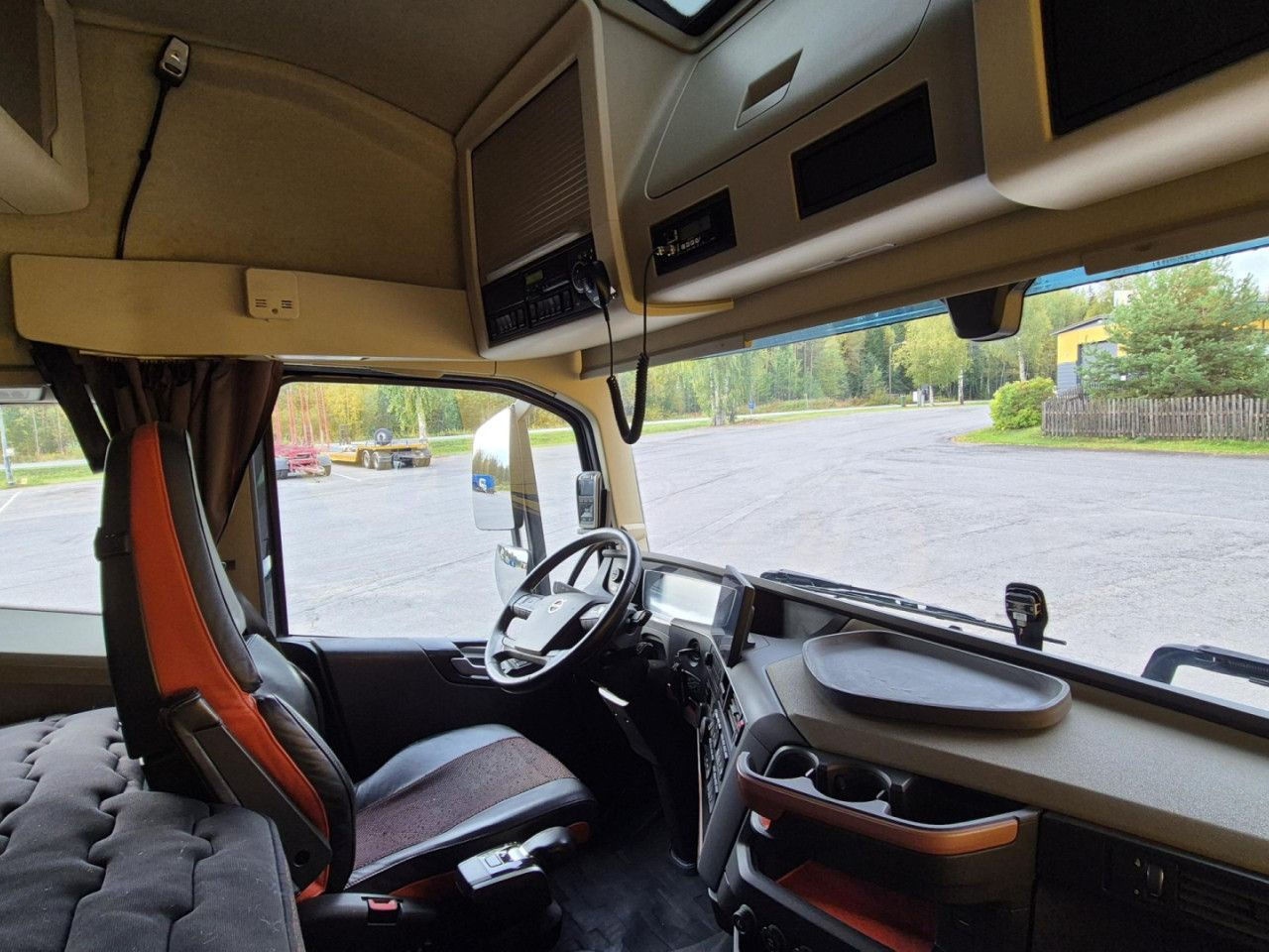Cab chassis truck for transportation of timber VOLVO FH 750 8x4 / 2 lifted axles / timber truck: picture 16