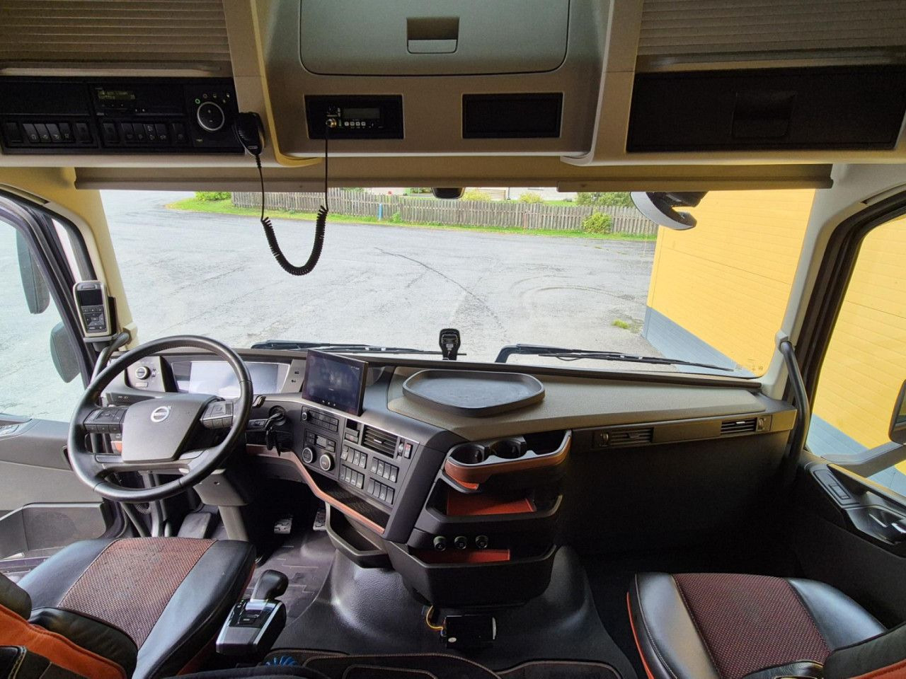 Cab chassis truck for transportation of timber VOLVO FH 750 8x4 / 2 lifted axles / timber truck: picture 13