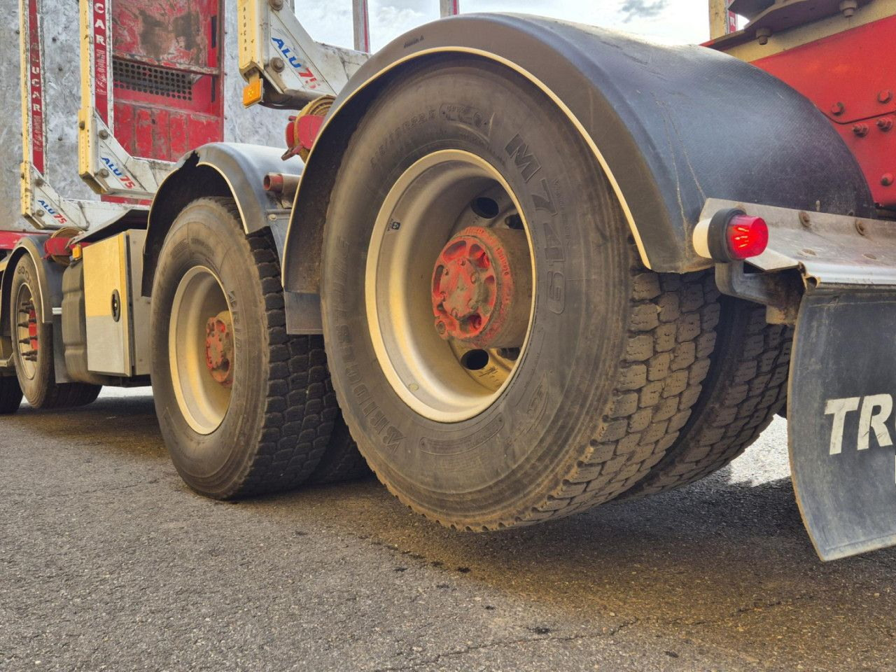 Cab chassis truck for transportation of timber VOLVO FH 750 8x4 / 2 lifted axles / timber truck: picture 9