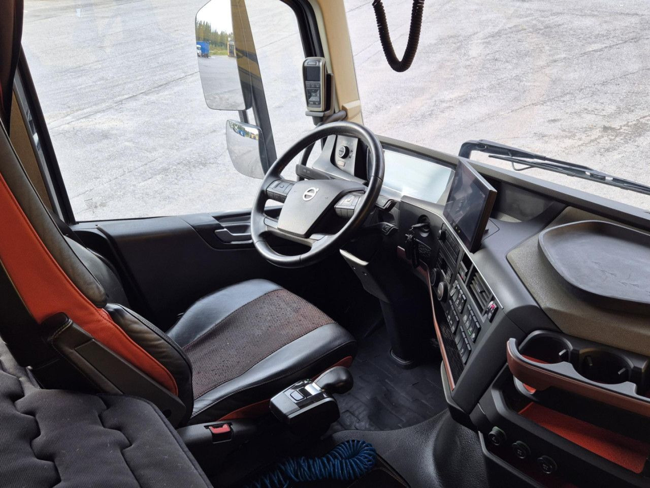 Cab chassis truck for transportation of timber VOLVO FH 750 8x4 / 2 lifted axles / timber truck: picture 15