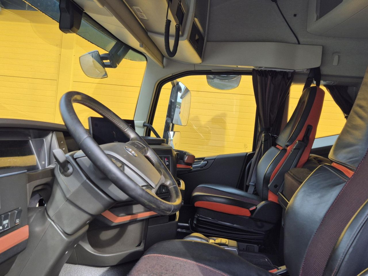 Cab chassis truck for transportation of timber VOLVO FH 750 8x4 / 2 lifted axles / timber truck: picture 11